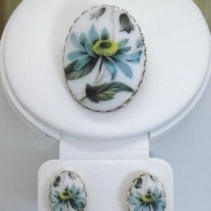 Vintage Gold Tone Porcelain Blue Flower Oval Brooch & Clip On Earrings
